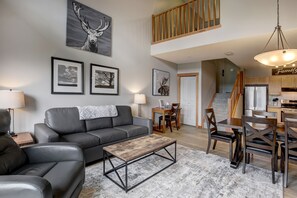Flat-screen TV, fireplace, stereo - SPACIOUS FAMILY RETREAT -  Mountain views, Short Walk to Downtown
LIC# RES-11032 (Canmore)