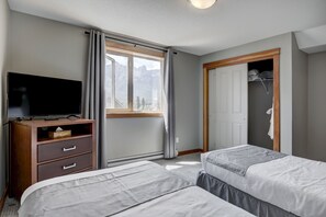 2 habitaciones, escritorio, tabla de planchar con plancha y wifi gratis
