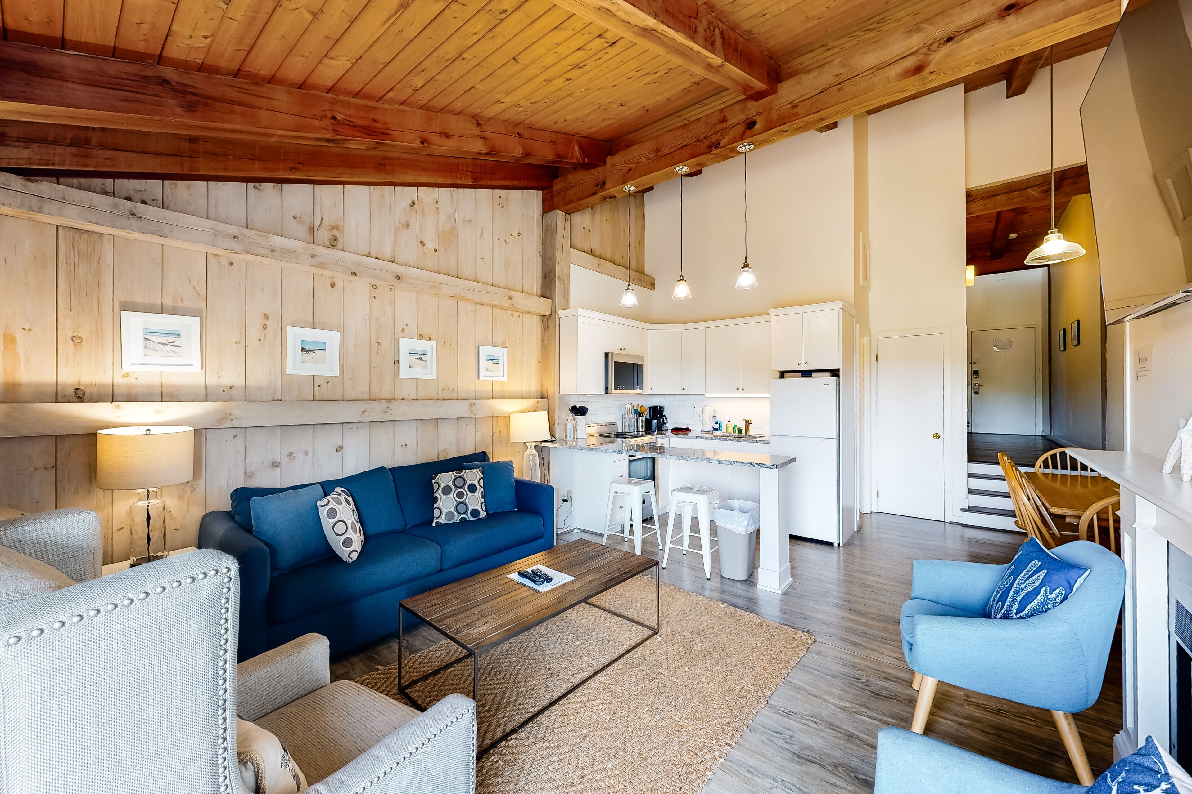 Lovely townhouse with deck, pool & tennis - walk to the beach