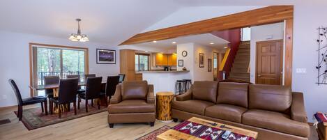 Télévision à écran plat, cheminée, lecteur de DVD, baby-foot