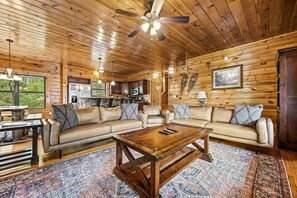 Een televisie, een open haard, een dvd-speler en tafelvoetbal