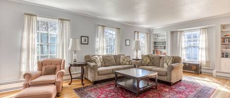 TV, DVD player, livros, videoteca