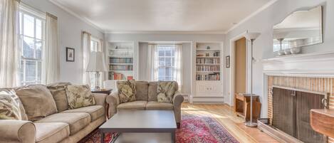 Televisión, reproductor de DVD, libros, videoteca