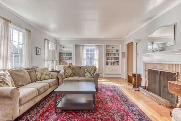 电视、DVD 播放器、书、影片库