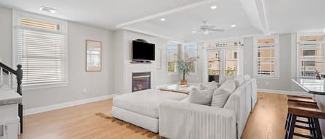 Téléviseur connecté, foyer, lecteur de DVD, livres