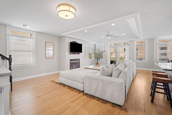 Smart TV, fireplace, DVD player, books - Beach Block, Open Floor plan for entertainment, elevator & ocean views (Brigantine)