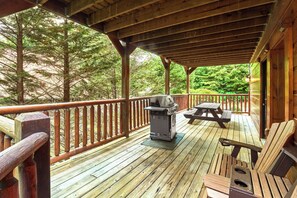 Outdoor dining - Budget-Friendly | Theater Room, Hot Tub, Gameroom (Gatlinburg)