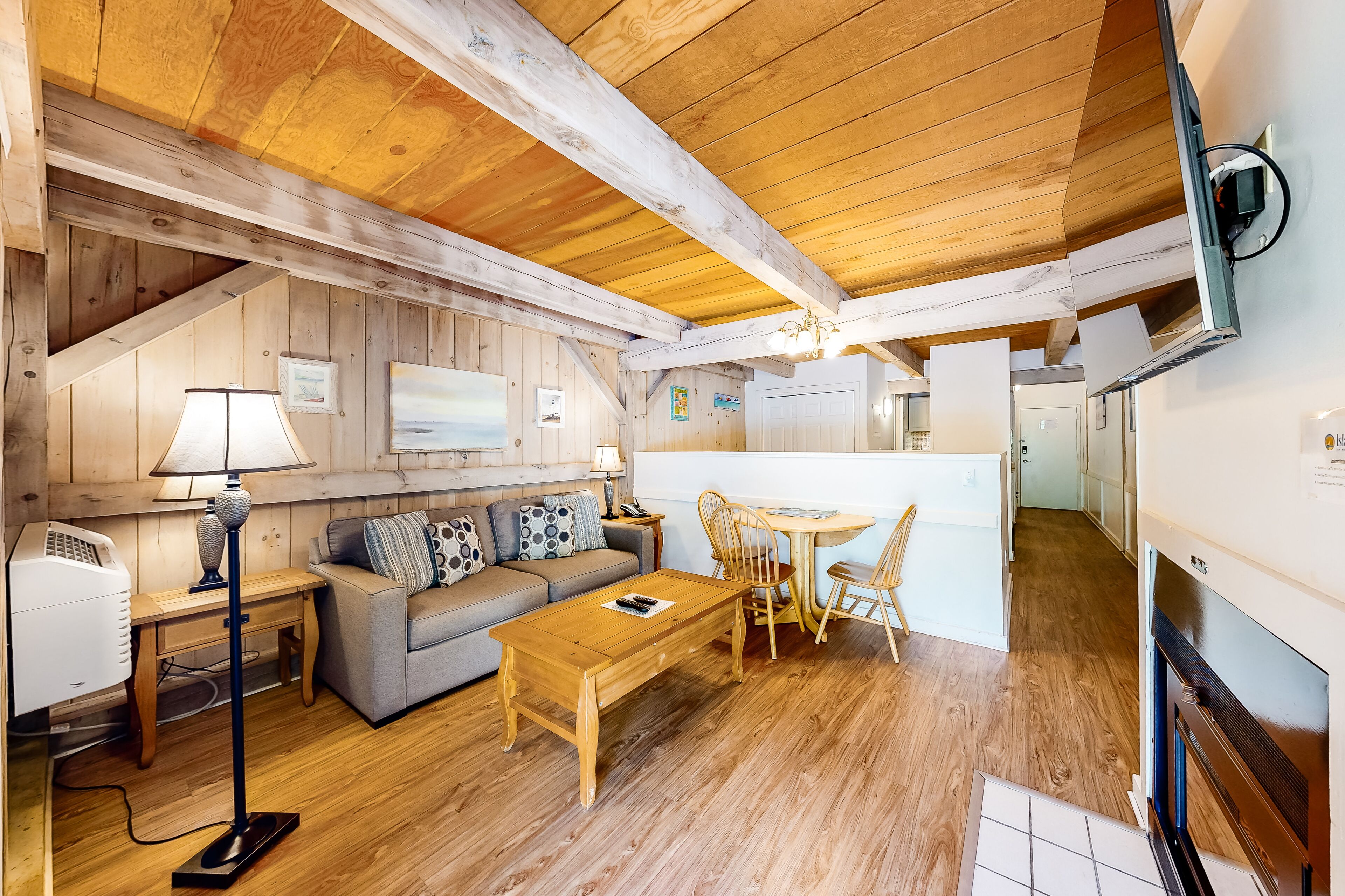 Dog-friendly condo suite with pool, tennis & picnic area - close to beach