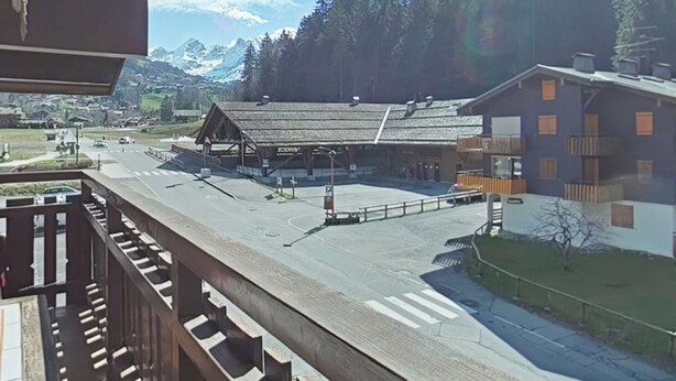A view of a train station with a wooden building and a modern structure in the background. - Studio/Cabin/Mezz 5 pers with shuttle, 600m from center - Le Grand-Bornand (Le Grand-Bornand)