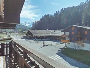 A view of a train station with a wooden building and a modern structure in the background. - Studio/Cabin/Mezz 5 pers with shuttle, 600m from center - Le Grand-Bornand (Le Grand-Bornand)