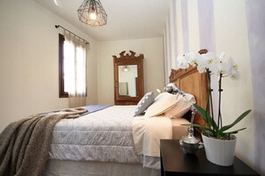 3 bedrooms, desk, iron/ironing board, free WiFi