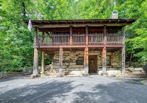 Exterior - ER69 - Rachel's Tree House - Great location. Close to all the action! (Pigeon Forge)