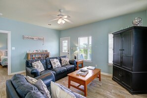 TV, table football, ping pong - Something for everyone, gazebo, gameroom, walk to beach, community pool (Port Aransas)