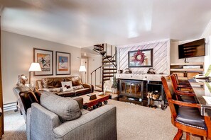 Televisie, een open haard, een dvd-speler en een stereo