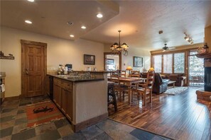 Apartment, Mehrere Betten (2201 Timberline Lodge, Trappeur's Cro) | Eigene Küche | Kühlschrank, Mikrowelle, Ofen, Herdplatte