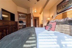 Lägenhet - flera sängar (2201 Timberline Lodge, Trappeur's Cro) | 2 sovrum, strykjärn/strykbräda, gratis wi-fi och sängkläder