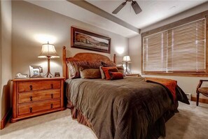 Apartment, Mehrere Betten (2201 Timberline Lodge, Trappeur's Cro) | 2 Schlafzimmer, Bügeleisen/Bügelbrett, kostenloses WLAN, Bettwäsche