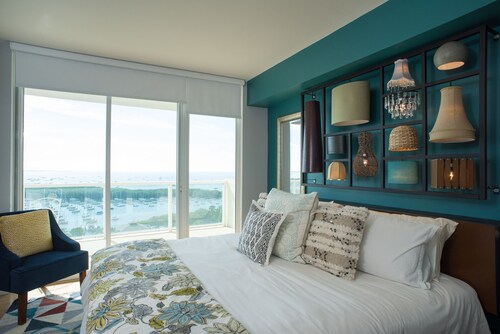 Coconut Grove Gorgeous Bay View 1/1.5 Condo Includes Parking