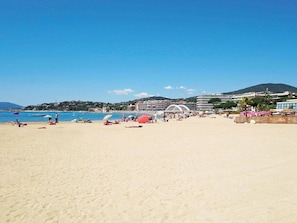 Beach nearby - Sainte Maxime: Studio Cabine 4 Pers avec Piscine, Parking, Clim, Terrasse et Lave-Vaisselle (Sainte-Maxime)