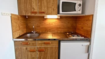 Réfrigérateur, micro-ondes, cafetiÚre/bouilloire