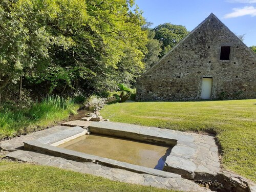 Grande maison en pierre avec jardin près de la plage