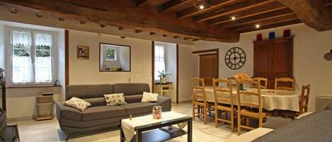 Televisie, een open haard, tafelvoetbal en een tafeltennistafel