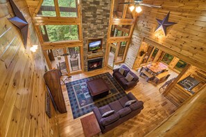 Fernseher, Kamin, DVD-Player