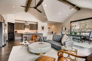 TV, fireplace, DVD player - Perfect Location~Steps 2 Main Village~River Run Townhome R42 by RedAwning (Keystone)