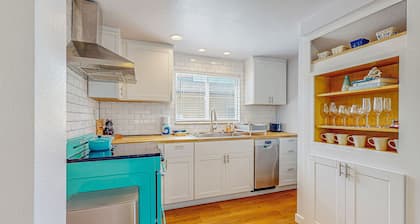 Casa de playa moderna y apta para perros con bañera de hidromasaje privada y vistas panorámicas al océano