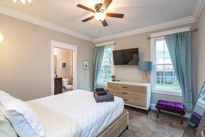 3 habitaciones, escritorio y tabla de planchar con plancha 