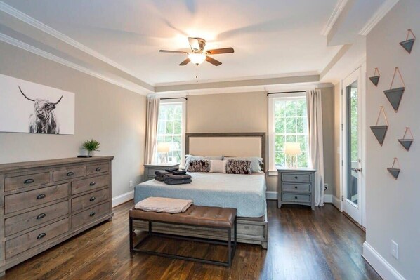 3 bedrooms, desk, iron/ironing board, travel crib