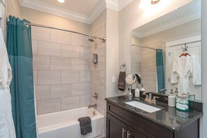 Baignoire, sèche-cheveux, serviettes fournies, savon