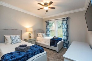 3 chambres, bureau, fer et planche à repasser, lit parapluie