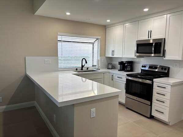 Køleskab, mikrobølgeovn, ovn, kogeplade