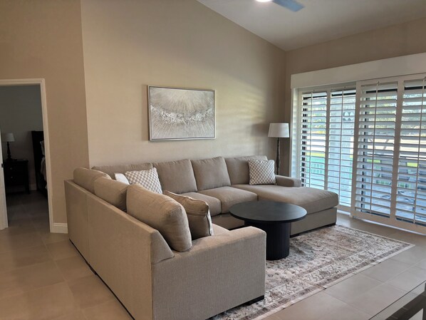 Smart TV, fireplace, DVD player, printers - Newly renovated in 2025. Beautiful views of golf course, 2 Bedroom & 2 Bathroom! (Palm Desert)