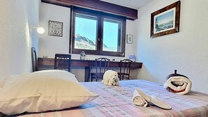 A bedroom with a bed, a desk, and a window. - Tignes, 6 pers, 55m², balcony, parking included (Tignes)