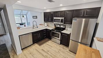 JÀÀkaappi, mikroaaltouuni, uuni, liesi