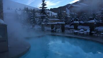 Una piscina al aire libre, una piscina climatizada