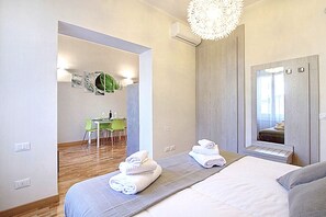 2 habitaciones, caja de seguridad en la habitación y escritorio