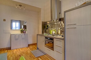 Kühlschrank, Mikrowelle, Ofen, Herdplatte
