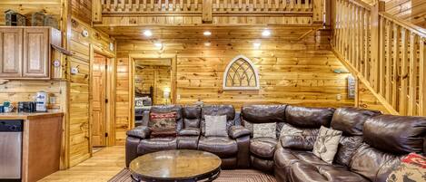 Taulutelevisio, takka, DVD-soitin, leluja