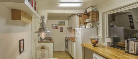 Frigorifero, forno, piano cottura, lavastoviglie