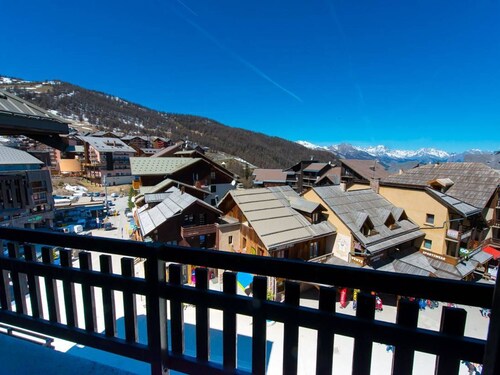 Cozy Studio with Mountain Alcove, Balcony, Ski Storage, Central Location, Near Slopes