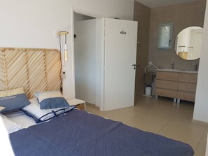 4 室のベッドルーム、アイロン / アイロン台