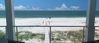 Nytt, Gulf Front Beach House med öppet koncept och hiss och 220 ft strandpromenad.