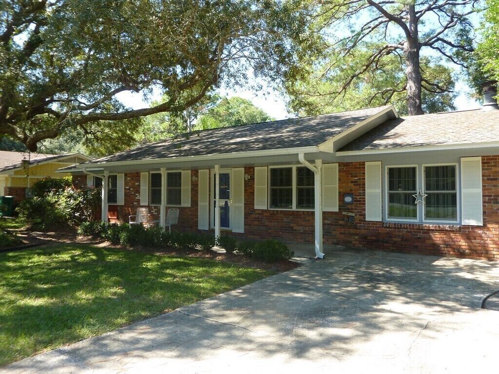 AMERICAN PIE  3 BR, 2 BA Easy access to Beach, Spacious, and Pool Access