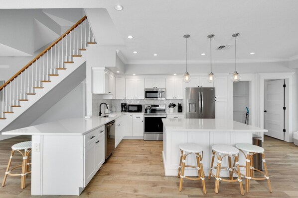 Jääkaappi, mikroaaltouuni, uuni, liesi