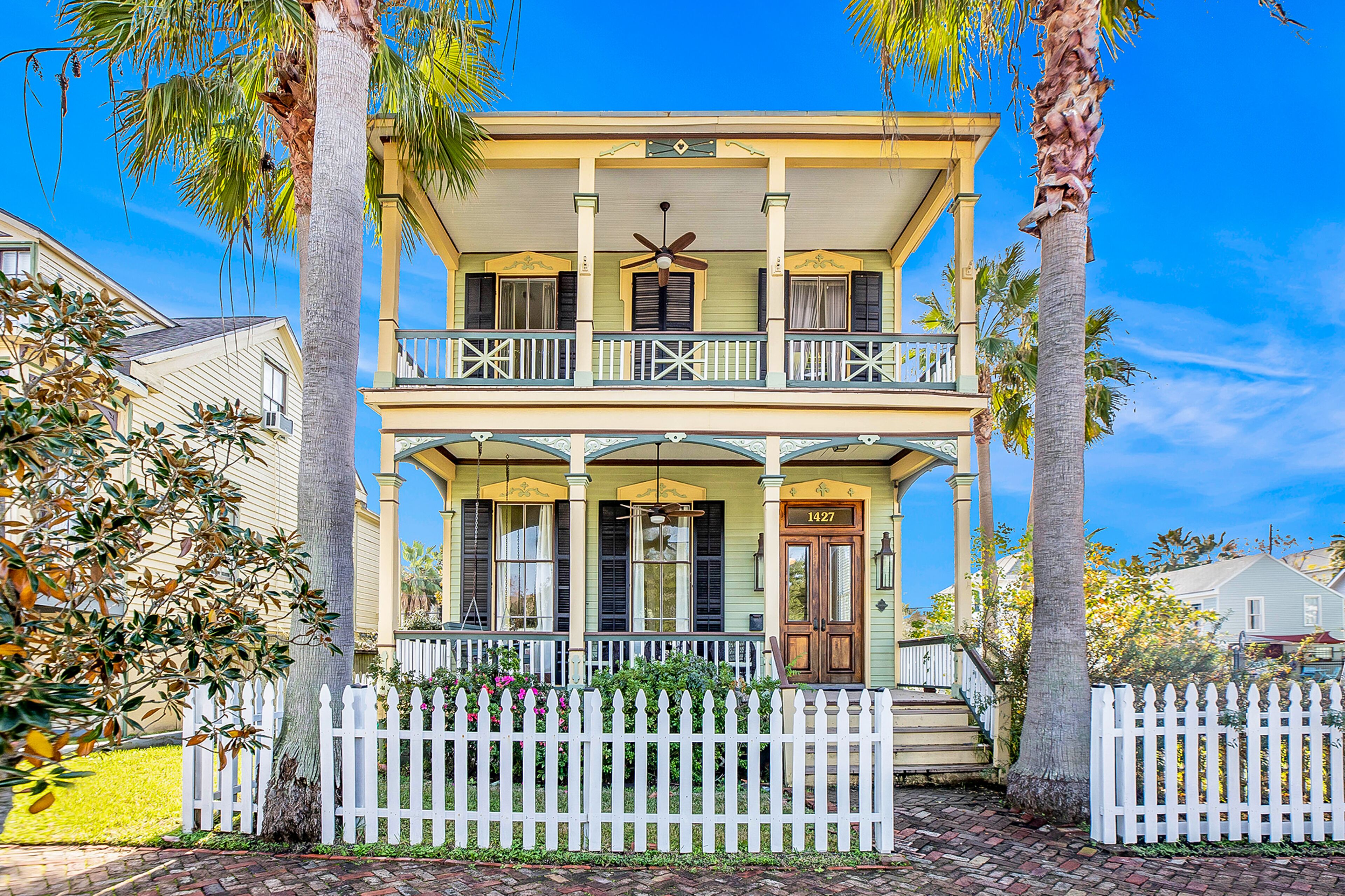 Historic home in walkable location by dining & attractions