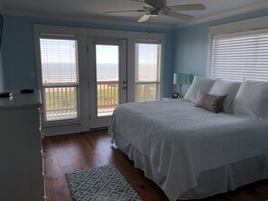 4 bedrooms, desk, iron/ironing board, travel cot - 2 Story Upscale Beachfront House With unobstructed Beach Views from every room. (Crystal Beach)