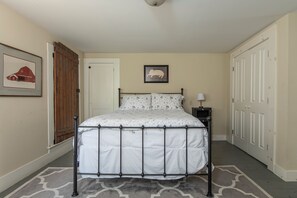 3 bedrooms, memory-foam beds, desk, iron/ironing board